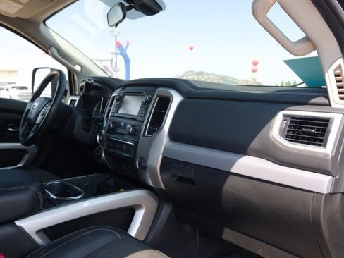 Used 2017 Nissan Titan PRO-4X AWD/4WD image 33