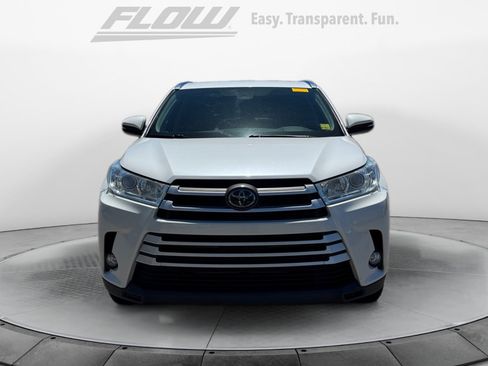 Used 2018 Toyota Highlander XLE FWD image 2