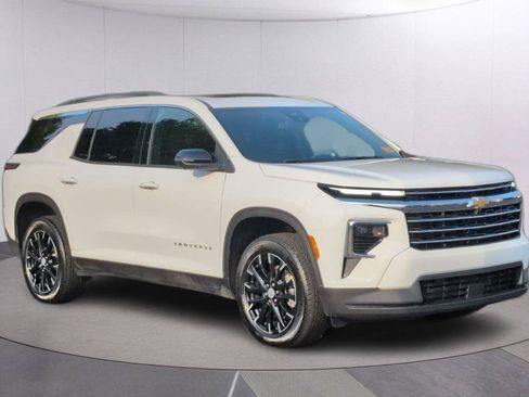Used 2025 Chevrolet Traverse LT w/ Sun and Wheel Package FWD image 9