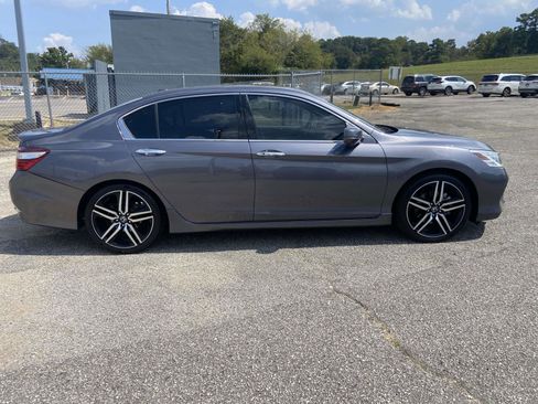 Used 2016 Honda Accord Touring image 2