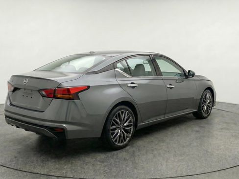 Used 2025 Nissan Altima 2.5 SV FWD image 7