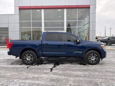 Used 2024 Nissan Titan SV w/ SV Convenience Package image 8