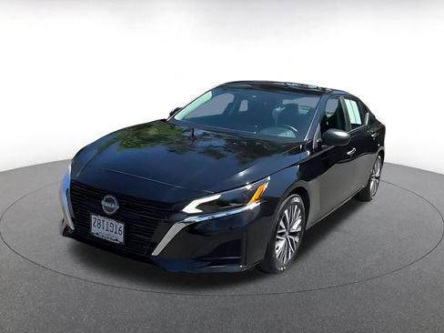 Used 2025 Nissan Altima 2.5 SV FWD image 7