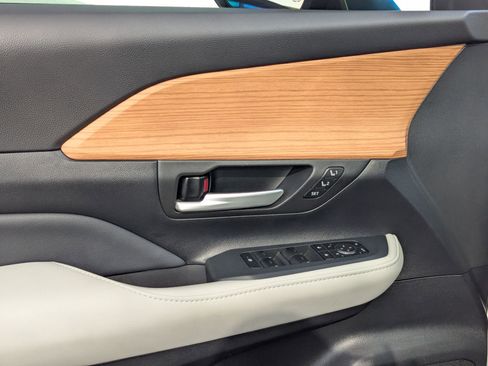 Used 2026 Toyota Grand Highlander Platinum image 12