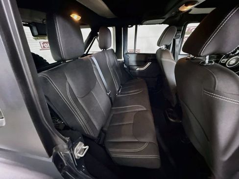 Used 2018 Jeep Wrangler Unlimited Rubicon w/ Connectivity Group AWD/4WD image 26