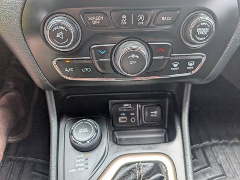 Used 2016 Jeep Cherokee Latitude w/ Cold Weather Group AWD/4WD image 17