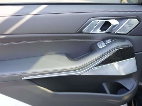 Used 2025 BMW X7 M60i image 9