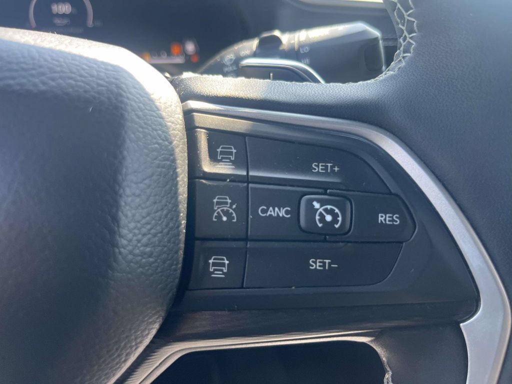 Used 2025 Jeep Grand Cherokee Altitude AWD/4WD image 20