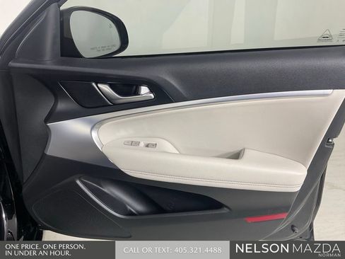 Used 2025 Genesis G70 2.5T RWD image 21