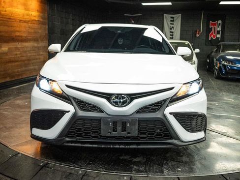 Used 2024 Toyota Camry SE image 4