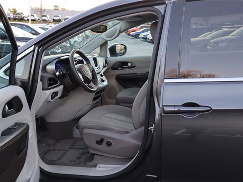 Used 2017 Chrysler Pacifica Touring w/ Tire & Wheel Group image 15