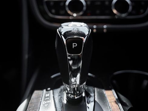 Used 2017 Bentley Bentayga AWD/4WD image 65