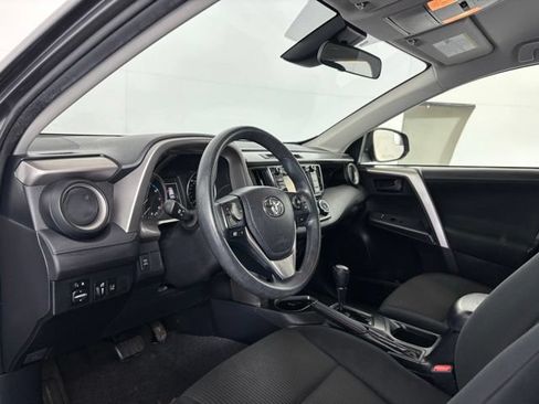 Used 2017 Toyota RAV4 LE AWD/4WD image 9