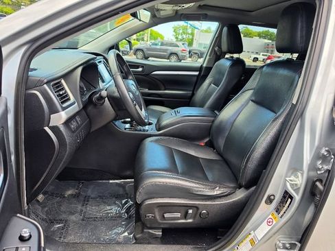 Used 2019 Toyota Highlander XLE AWD/4WD image 21