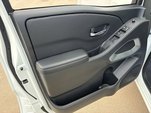 Used 2025 Nissan Frontier SV w/ SV Convenience Package image 16