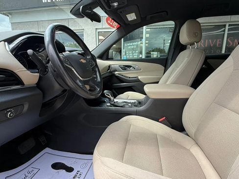 Used 2022 Chevrolet Traverse LT FWD image 9