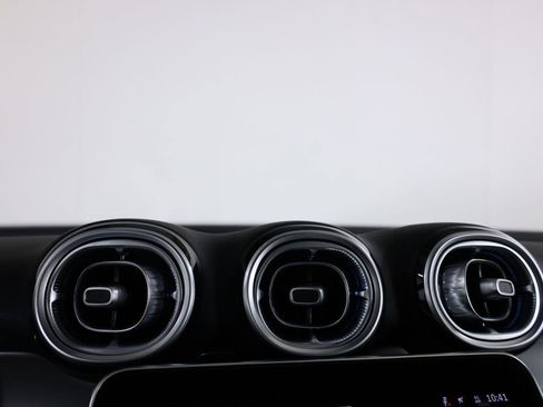 Used 2026 Mercedes-Benz GLC 300 4MATIC image 32