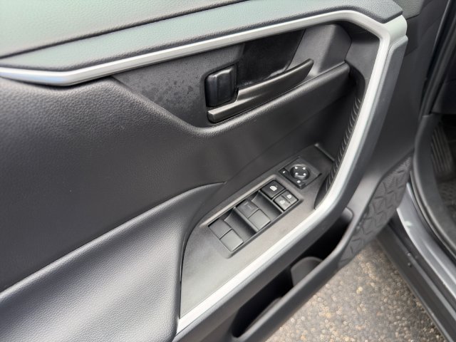 Used 2025 Toyota RAV4 LE AWD/4WD image 15