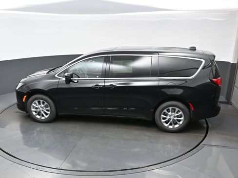 New 2027 Chrysler Pacifica Select AWD/4WD image 20