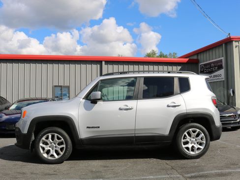 Used 2018 Jeep Renegade Latitude w/ UConnect 8.4 Nav Group image 4