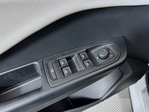 New 2026 Volkswagen Taos SE image 9