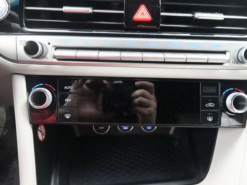 Used 2025 Genesis G70 2.5T image 23