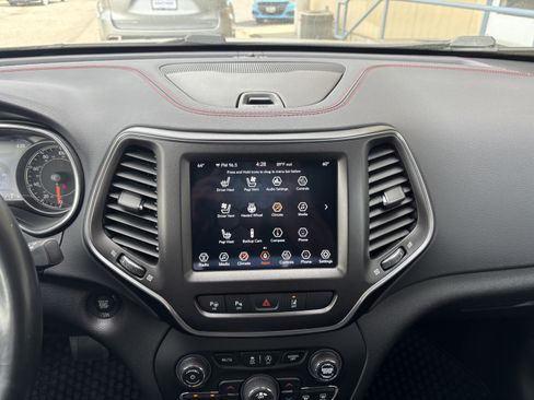 Used 2021 Jeep Cherokee Trailhawk w/ Technology Group AWD/4WD image 19
