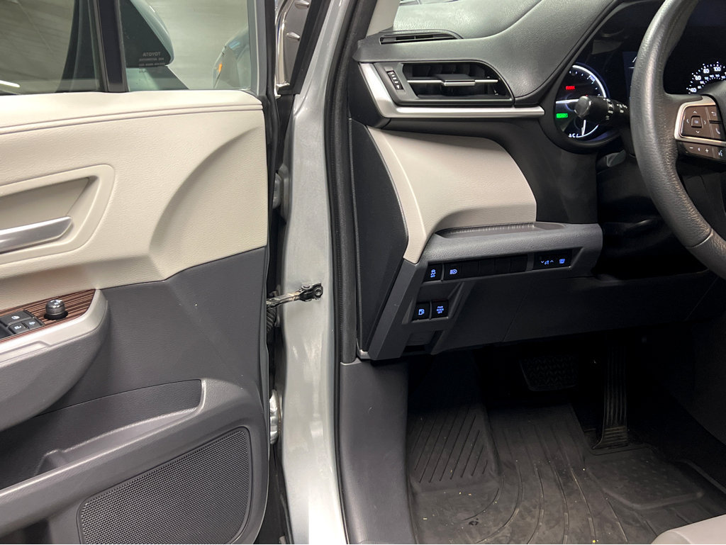 Used 2022 Toyota Sienna XLE AWD/4WD image 42