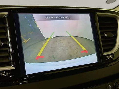 Used 2024 Chrysler Pacifica Touring-L image 28