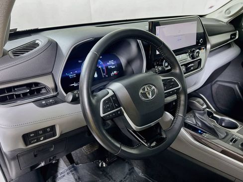 Certified 2023 Toyota Highlander Limited AWD/4WD image 9