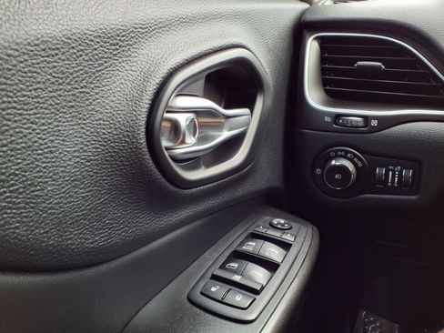 Used 2019 Jeep Cherokee Trailhawk AWD/4WD image 14