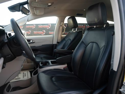 Used 2023 Chrysler Pacifica Touring-L image 16