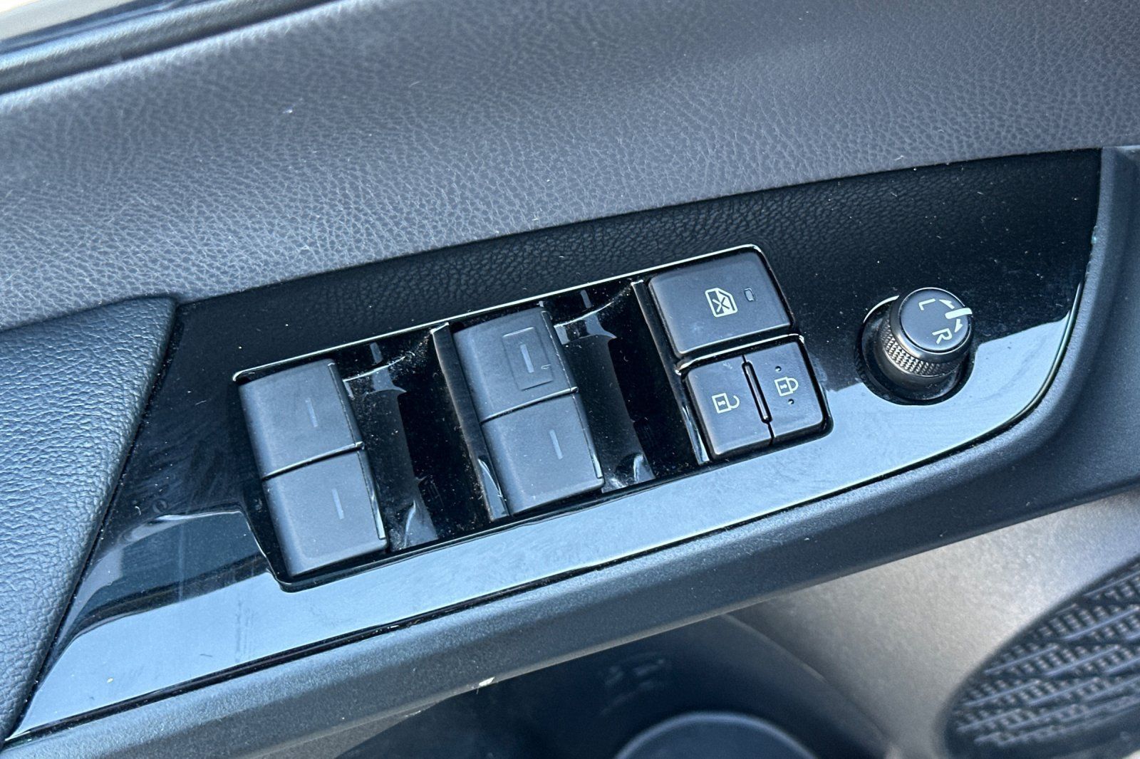 Used 2019 Toyota Prius XLE FWD image 12