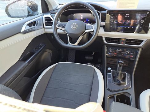 Certified 2025 Volkswagen Taos SE w/ Panoramic Sunroof Package image 10