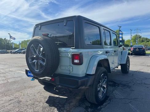 Used 2024 Jeep Wrangler Unlimited w/ Convenience Group AWD/4WD image 2