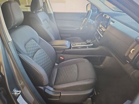 Used 2024 Nissan Pathfinder SV image 8