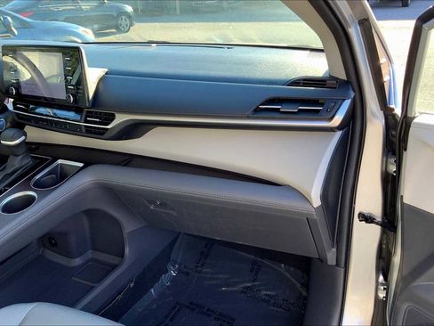 Used 2024 Toyota Sienna XLE image 18