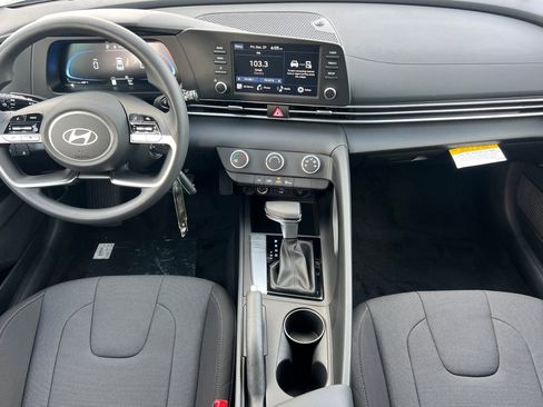 Used 2025 Hyundai Elantra SE image 18
