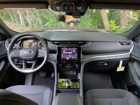 New 2025 Jeep Grand Cherokee L Laredo w/ Luxury Tech Group I image 18