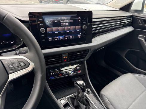 Certified 2025 Volkswagen Jetta SE w/ Sunroof Package image 16