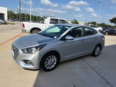 Used 2022 Hyundai Accent SEL FWD image 4