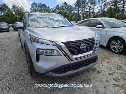 Used 2023 Nissan Rogue SV image 4