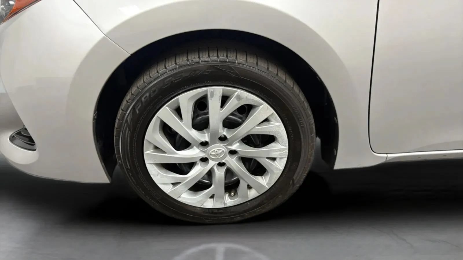 Used 2017 Toyota Corolla LE w/ Carpet Mat Package (TMS) FWD image 27