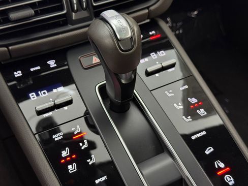 Used 2023 Porsche Macan image 32