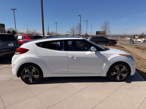 Used 2017 Hyundai Veloster Value Edition image 11