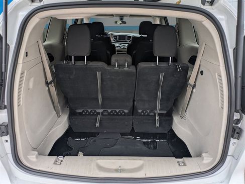 Used 2022 Chrysler Voyager LX image 12
