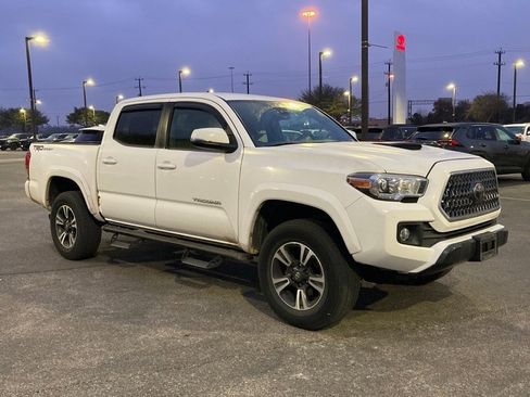 Used 2019 Toyota Tacoma TRD Sport image 3