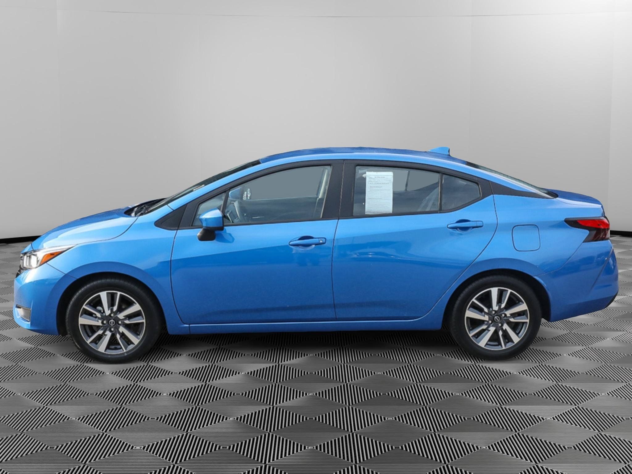 Used 2023 Nissan Versa SV FWD image 3