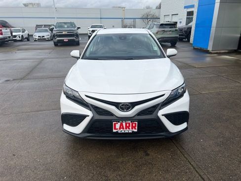 Used 2024 Toyota Camry SE image 3