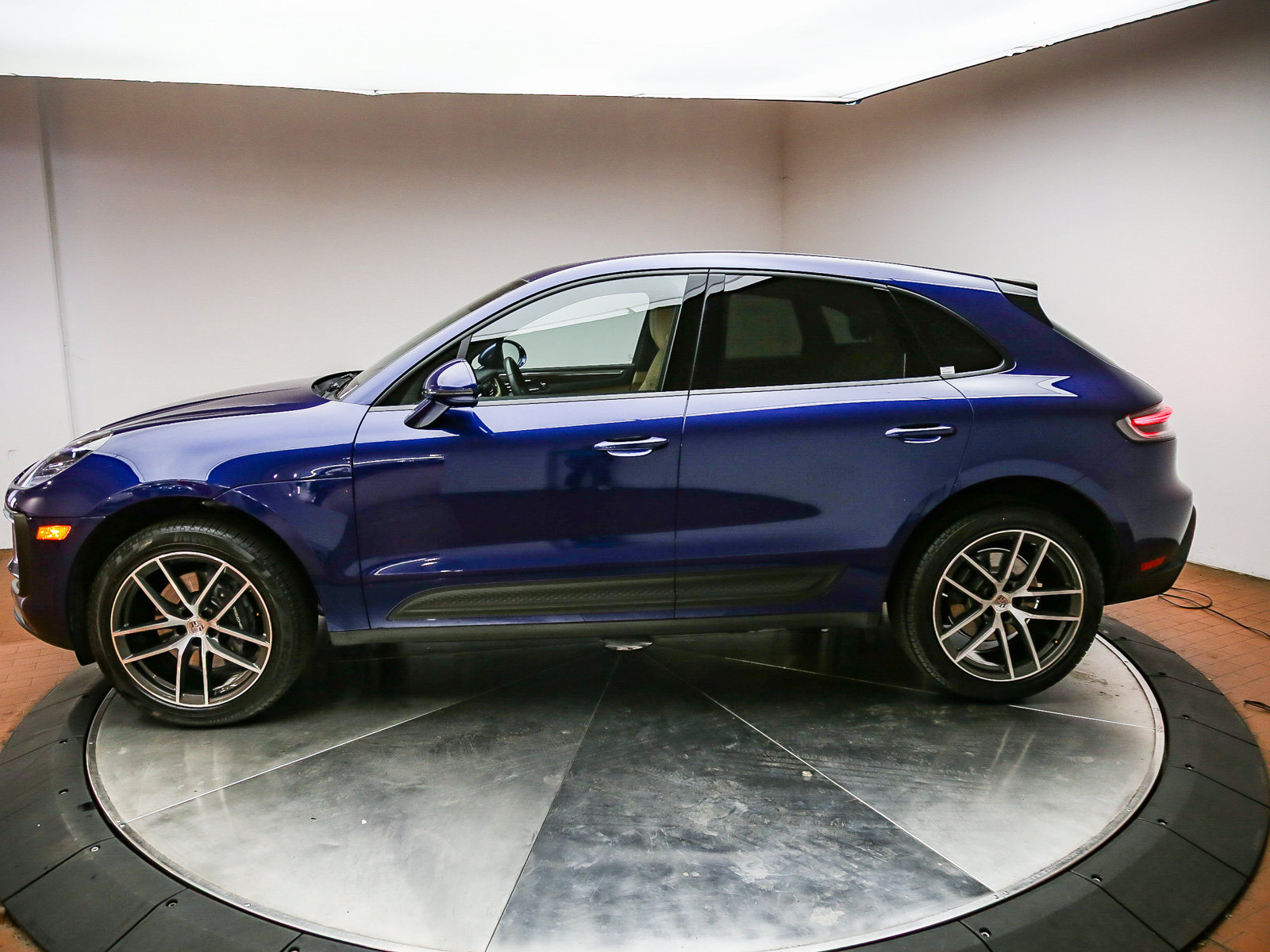 Certified 2026 Porsche Macan AWD/4WD image 2